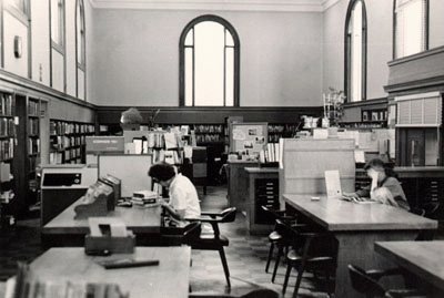 Interior de la Biblioteca Golden Gate Valley en 1970