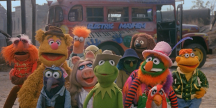 Kermit_Miss_Piggy_Gonzo_and_a_group_photo_of_muppets_in_front_of_mayhem_bus.png