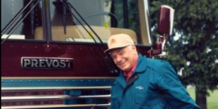 Ernest_Borgnine_Bus_smiling_in_front_of_his_luxury_travel_bus_The_Sunbum.jpg