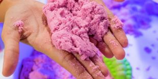 Fun-And-Easy-DIY-Recipes-Of-Kinetic-Sand-For-Kids1-910x1024.jpg