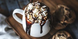 hot-chocolate-with-marshmallows-and-chocolate-sauce.jpg