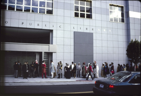 Personajes de cuentos esperando para entrar en la Biblioteca Central, 1996